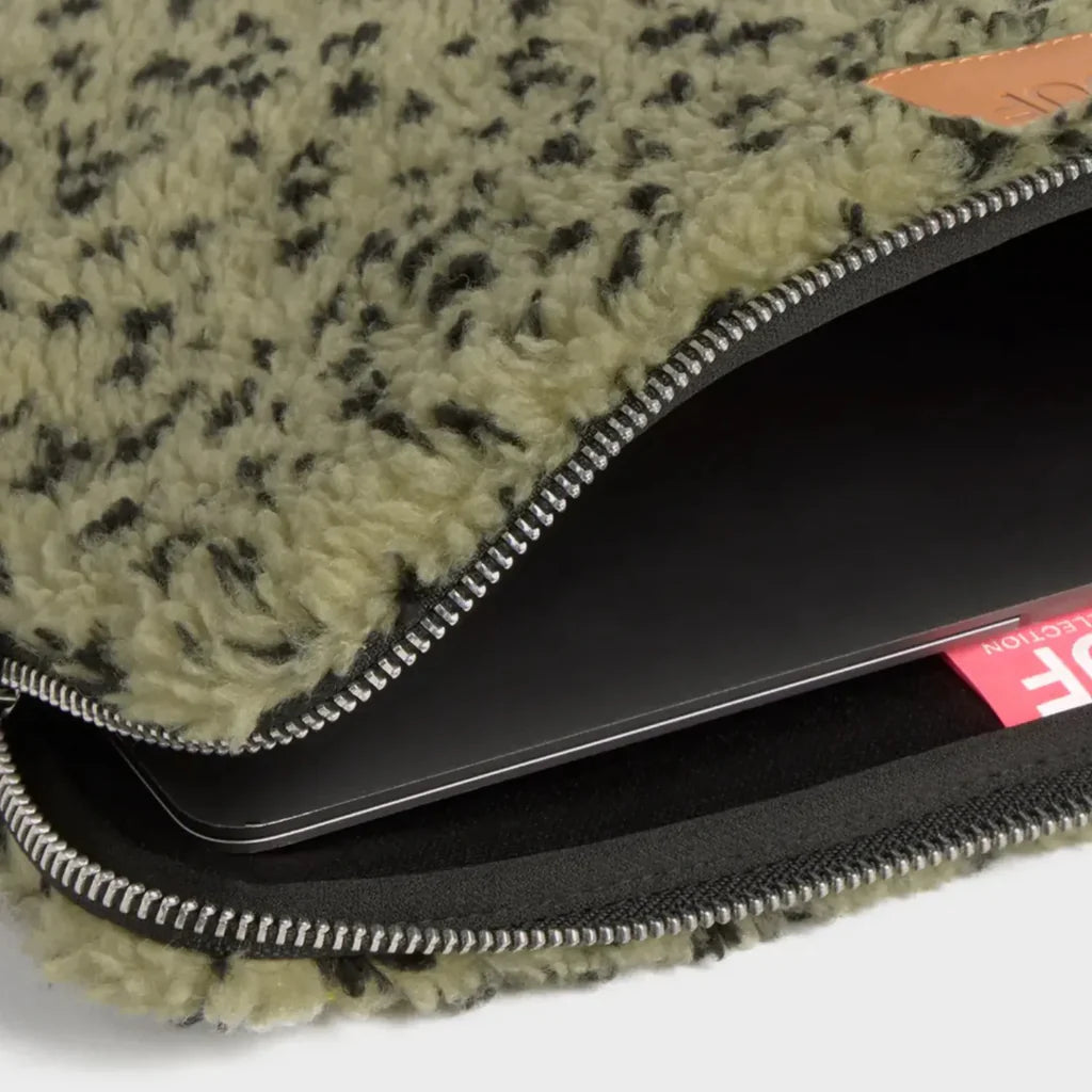 תיקי מחשב ״14 & ״13: Olivia