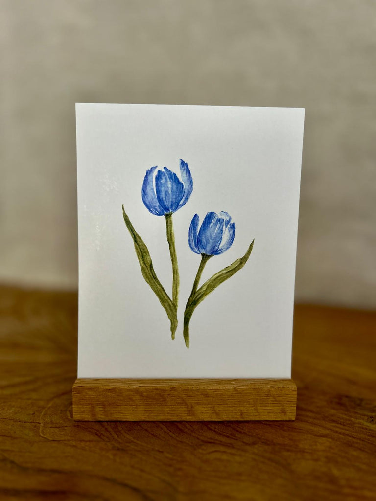 לוח שנה שולחני לשנים 2025–2026 עם מעמד עץ