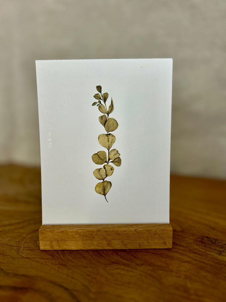 לוח שנה שולחני לשנים 2025–2026 עם מעמד עץ