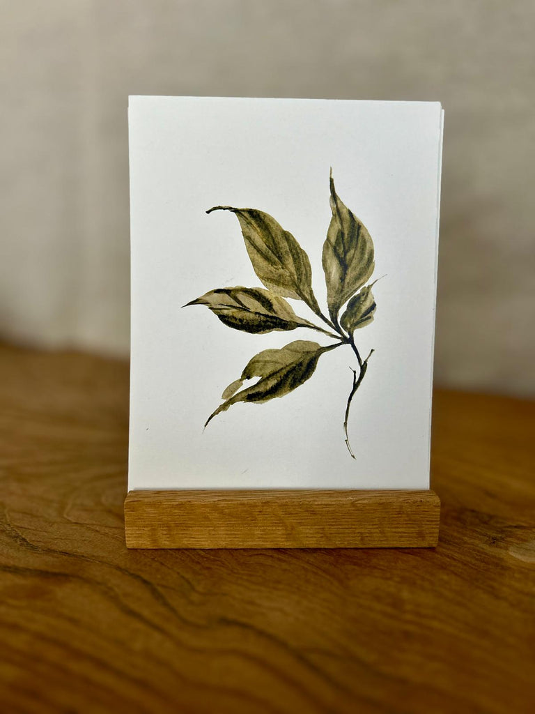 לוח שנה שולחני לשנים 2025–2026 עם מעמד עץ